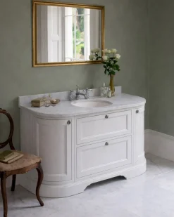 Badrumskommod rundat Burlington - 134 cm vit/Carrara/låda
