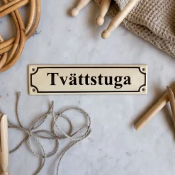 Emaljskylt - Tvättstuga vit/svart