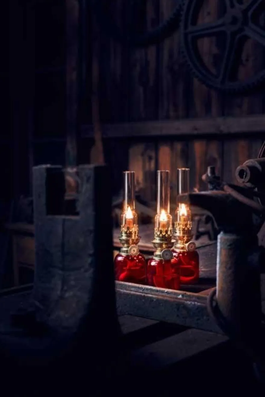 Fotogenlampa - Koholmen, rubinröd