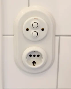 Insats återfjädrande dubbel trycknapp vitt porslin - Fontini infällt