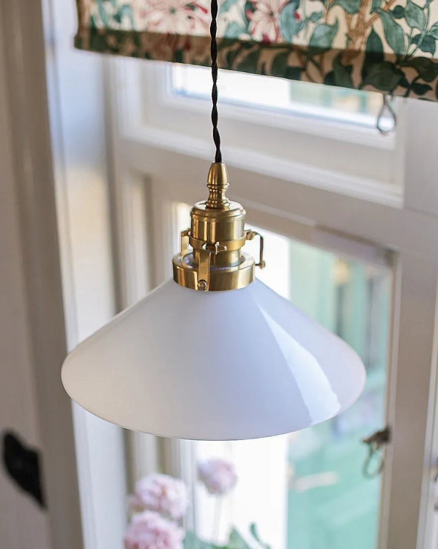 Taklampa - Skomakarsladd mässing, vit skärm 25 cm