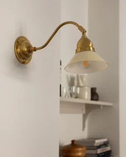Vägglampa - Runeberg mässing, benvit skomakarskärm