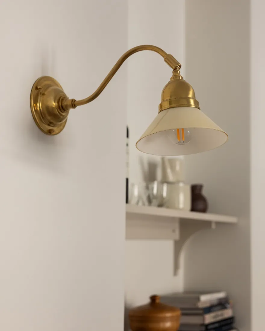 Vägglampa - Runeberg mässing, benvit skomakarskärm