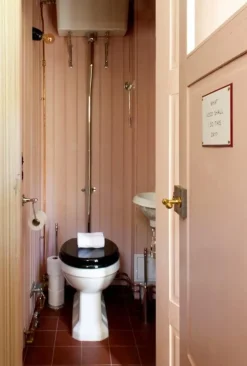 WC - Burlington högspolande toalett, väggcistern & sits