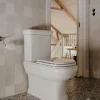 WC - Riviera golvstående toalett, P-lås med sits & kromdetaljer