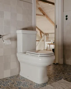 WC - Riviera golvstående toalett, P-lås med sits & kromdetaljer