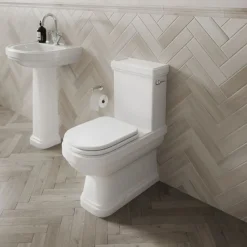 WC - Riviera golvstående toalett, P-lås med sits & kromdetaljer