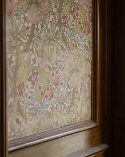 William Morris & Co. Tapet - Golden Lily Espresso