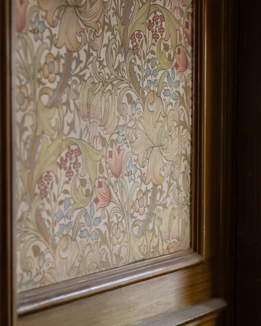 William Morris & Co. Tapet - Golden Lily Biscuit/Brick
